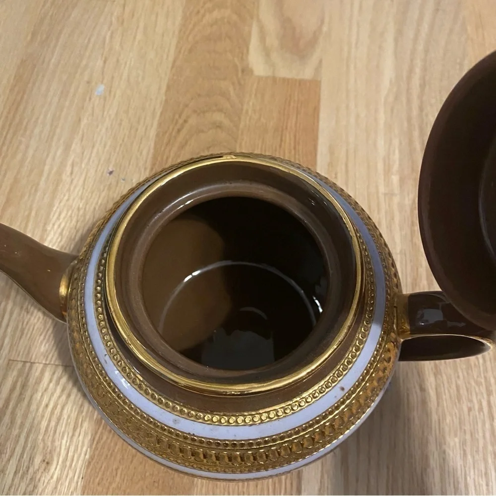 Vintage Sadler Queen of England Ceramic Tea Pot #2305 Brown with Gold